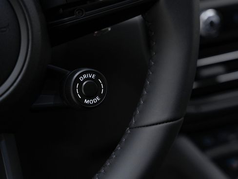 Certified 2025 Porsche Macan image 27