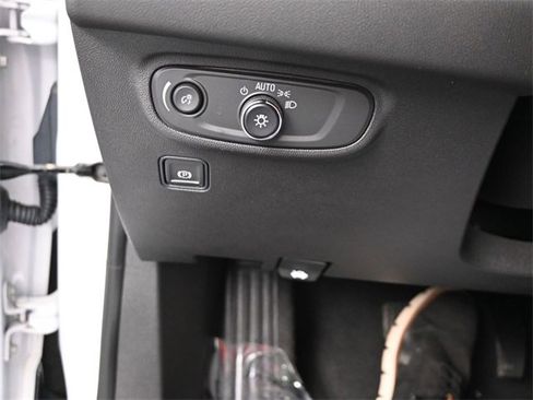 Used 2023 GMC Terrain SLE w/ Driver Convenience Package image 8