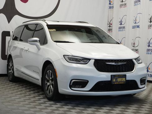 Used 2022 Chrysler Pacifica Pinnacle image 3