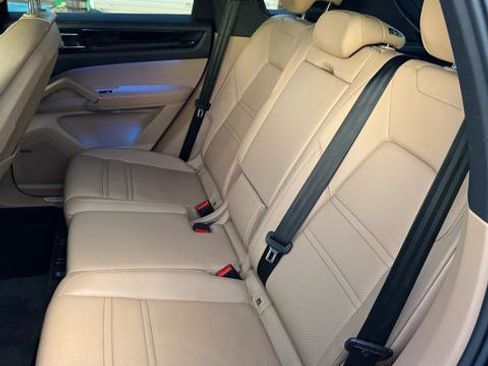 Used 2019 Porsche Cayenne Base image 10