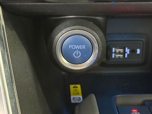 Certified 2021 Toyota Venza LE w/ Carpet Mat Package (TMS) image 25