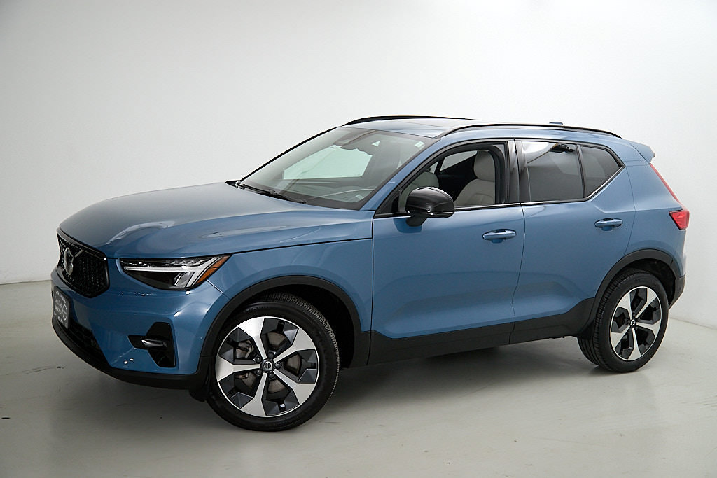 Certified 2023 Volvo XC40 B5 Plus w/ Protection Package Premier AWD/4WD image 4