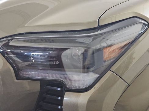 Used 2025 Toyota Tacoma Limited AWD/4WD image 32