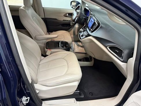 Used 2017 Chrysler Pacifica Touring-L w/ Tire & Wheel Group image 32