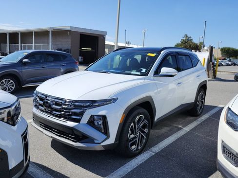 Certified 2025 Hyundai Tucson Limited AWD/4WD image 6