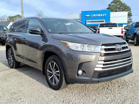 Used 2017 Toyota Highlander XLE image 1