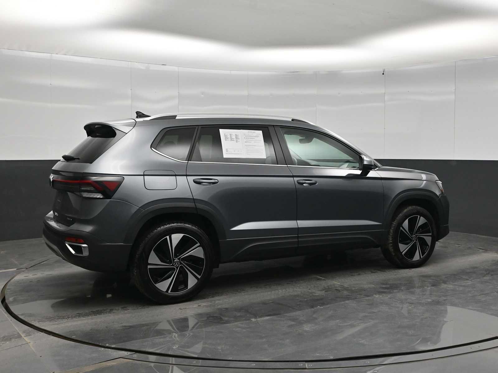 Used 2026 Volkswagen Taos SE AWD/4WD image 8
