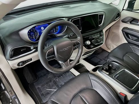 Used 2022 Chrysler Pacifica Touring-L image 2