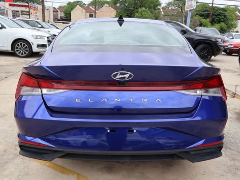 Used 2023 Hyundai Elantra SEL w/ Preferred Accessory Package FWD image 7