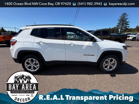 Used 2024 Jeep Compass Latitude AWD/4WD image 7