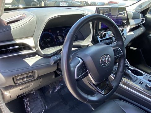 Used 2024 Toyota Highlander Limited AWD/4WD image 21