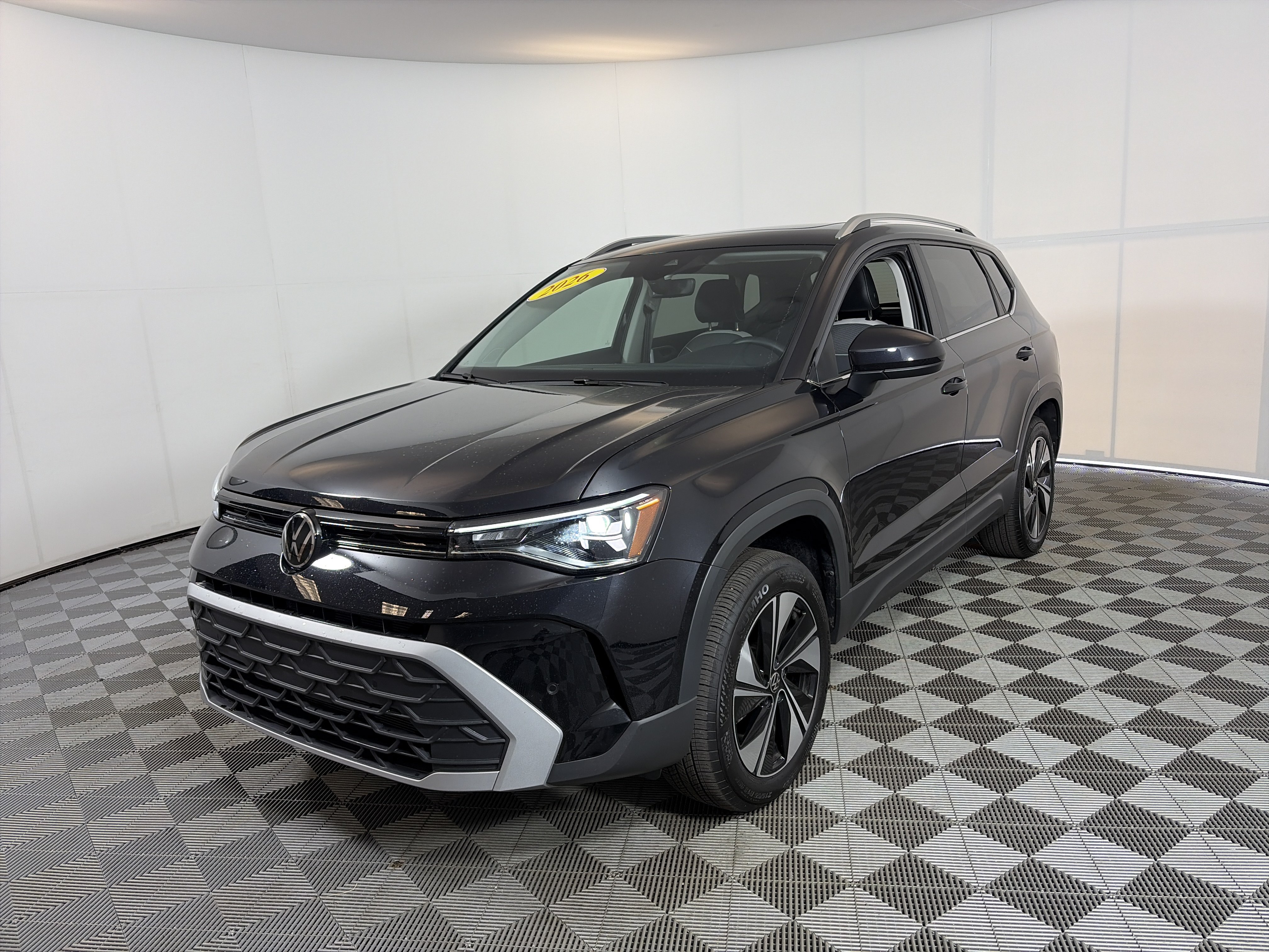 Used 2026 Volkswagen Taos SE w/ Panoramic Sunroof Package AWD/4WD image 2