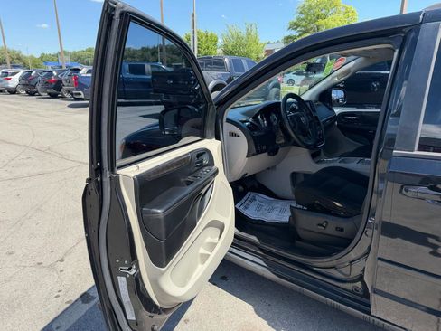 Used 2016 Dodge Grand Caravan SXT FWD image 15