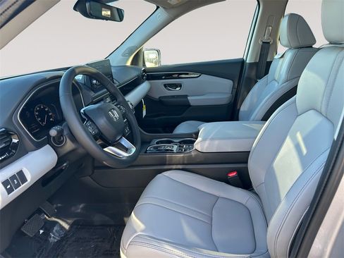 New 2025 Honda Pilot Touring image 9