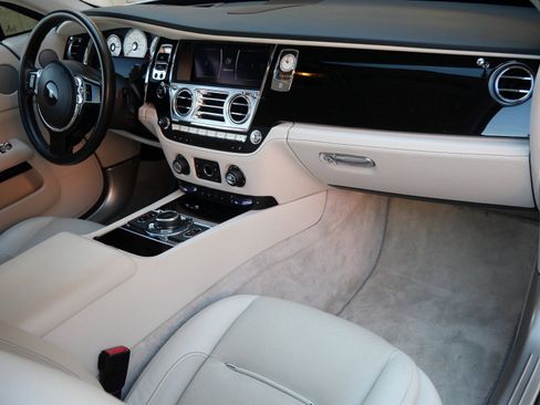 Used 2018 Rolls-Royce Wraith image 16