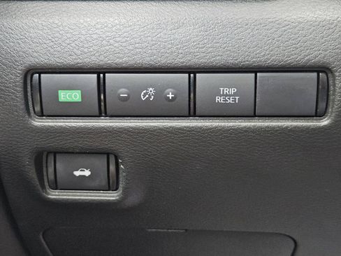 Used 2025 Nissan Sentra SR w/ SR Premium Package FWD image 17
