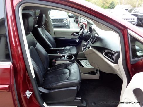 Used 2018 Chrysler Pacifica Touring-L FWD image 24