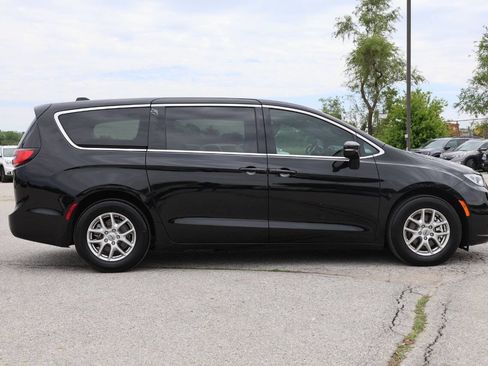 Used 2025 Chrysler Pacifica Select FWD image 7