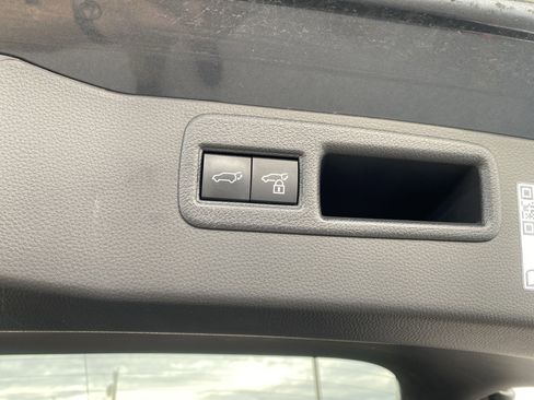 Used 2022 Toyota Venza XLE image 26