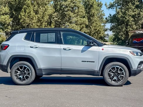 Used 2025 Jeep Compass Trailhawk AWD/4WD image 3