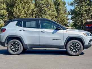Used 2025 Jeep Compass Trailhawk AWD/4WD video 3