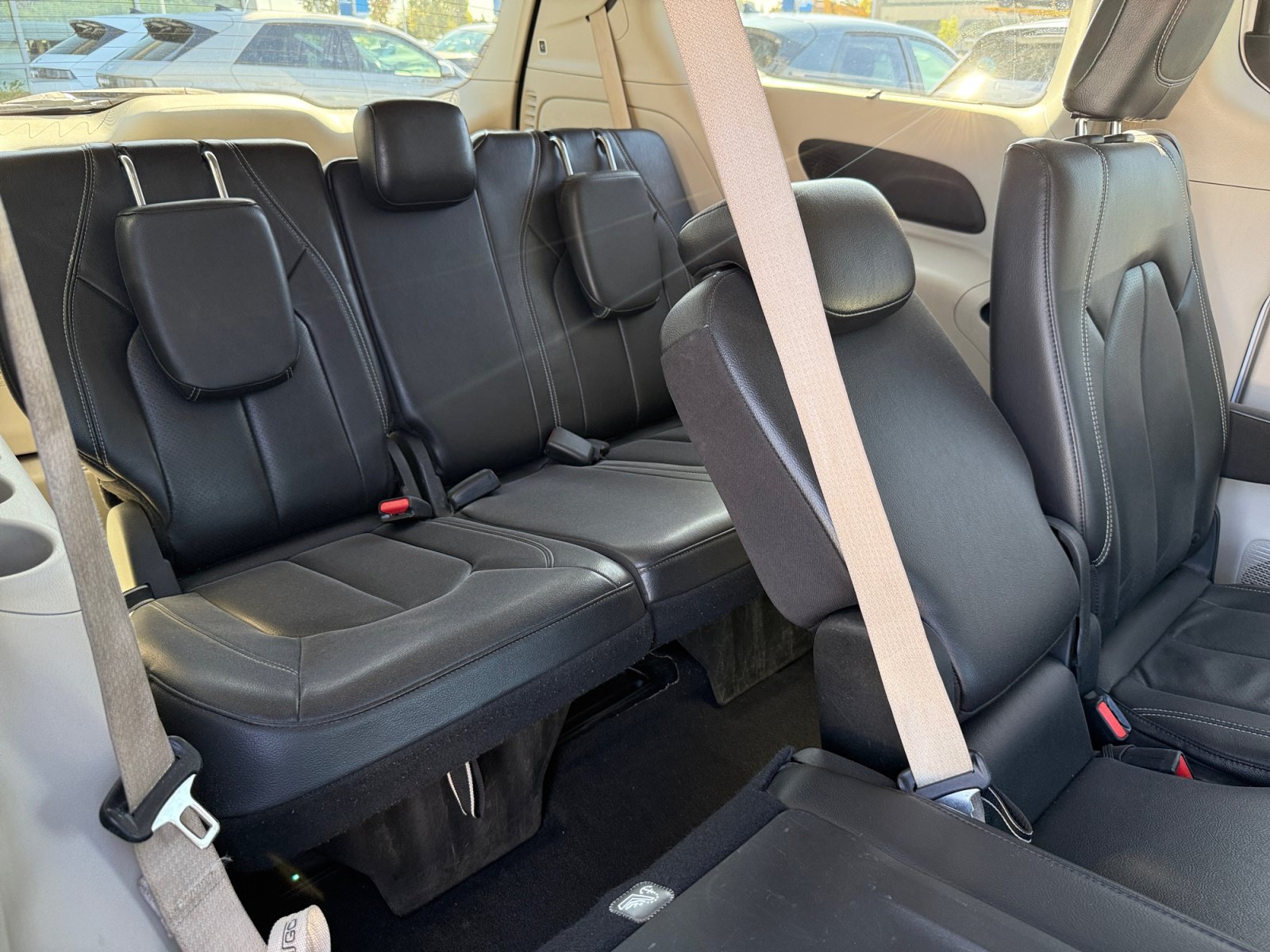 Used 2022 Chrysler Pacifica Touring-L w/ Uconnect Theater Family Group FWD image 21