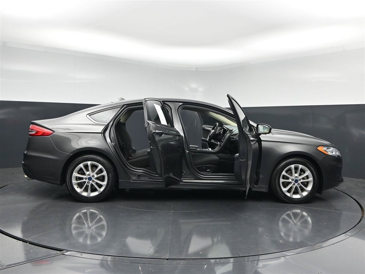 Used 2019 Ford Fusion SE FWD image 39