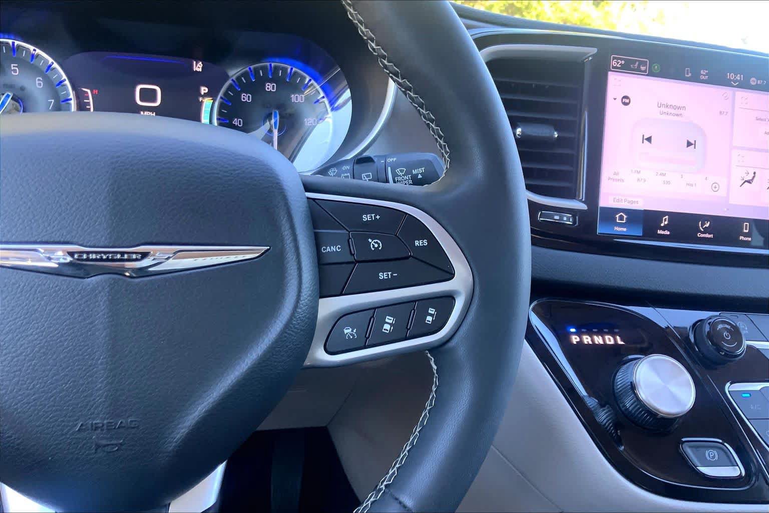 Used 2024 Chrysler Pacifica Touring-L FWD image 23