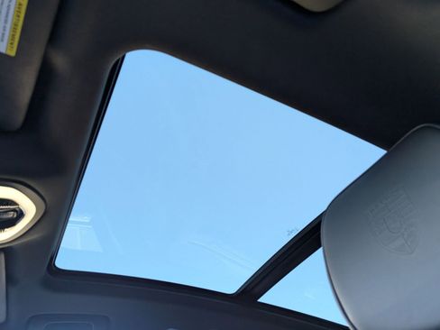 Certified 2025 Porsche Macan image 27