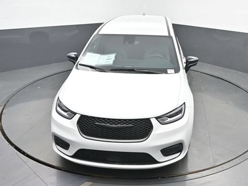 Used 2024 Chrysler Pacifica Limited FWD image 38
