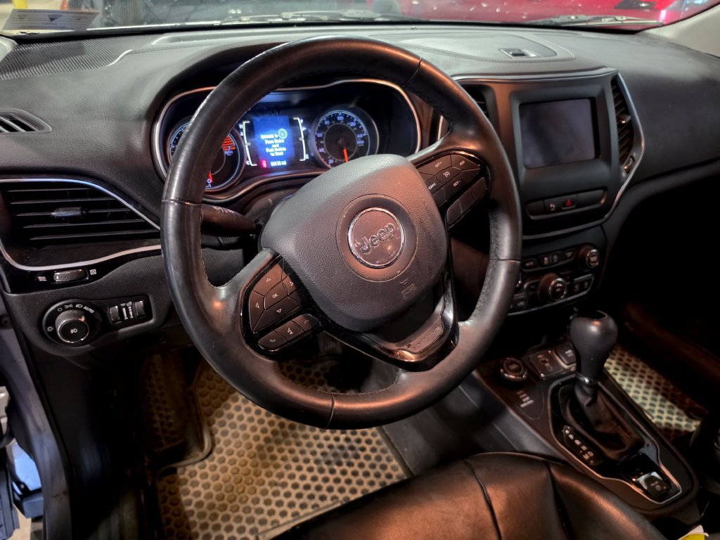 Used 2019 Jeep Cherokee Latitude Plus AWD/4WD image 5