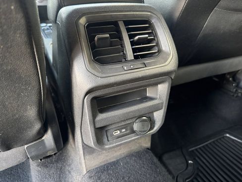 Used 2021 Volkswagen Tiguan SE image 18