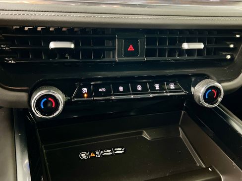 Used 2025 Chevrolet Suburban Z71 image 27