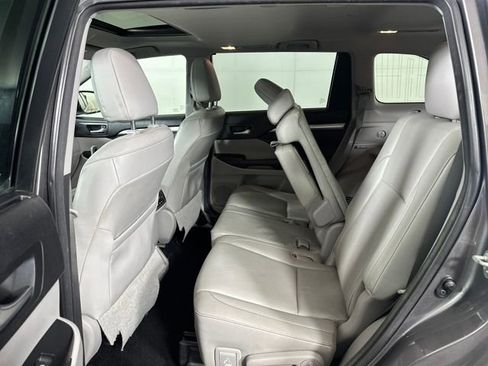 Used 2015 Toyota Highlander XLE image 25