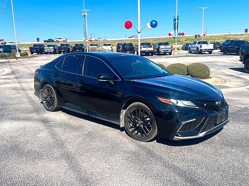 Used 2022 Toyota Camry XSE image 3
