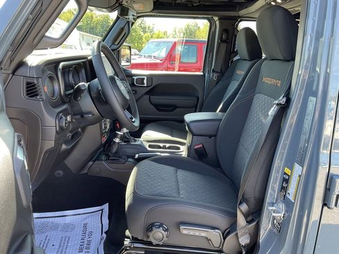 Used 2025 Jeep Gladiator Mojave w/ Convenience Group image 8