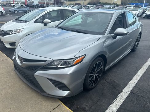Used 2020 Toyota Camry SE image 1