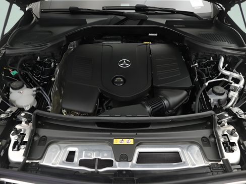 Used 2025 Mercedes-Benz GLC 350e 4MATIC image 24