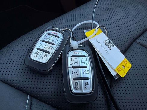 New 2026 Chrysler Pacifica Limited image 31