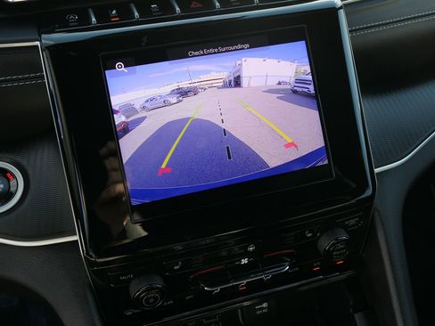 Used 2025 Jeep Grand Cherokee Altitude image 17