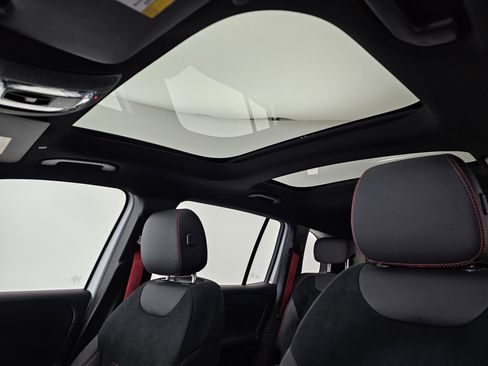 Used 2025 Mercedes-Benz GLB 35 AMG 4MATIC image 12