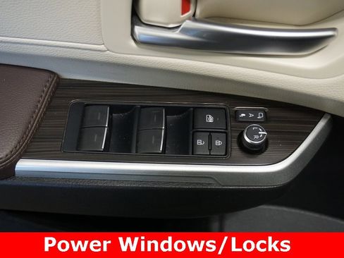 Used 2024 Toyota Sienna Platinum image 6