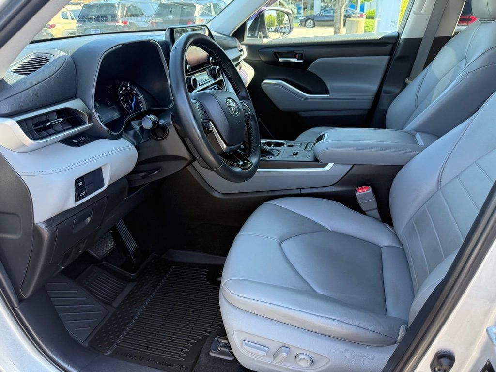 Used 2021 Toyota Highlander XLE AWD/4WD image 14