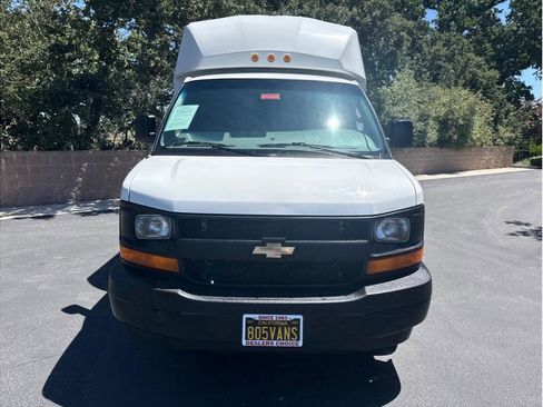 Used 2017 Chevrolet Express 3500 RWD image 4