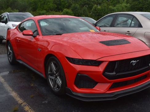 Used 2025 Ford Mustang GT Premium RWD image 3