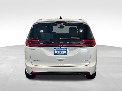 New 2027 Chrysler Pacifica Select AWD/4WD image 6