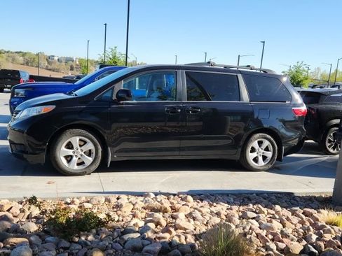 Used 2015 Toyota Sienna LE image 2