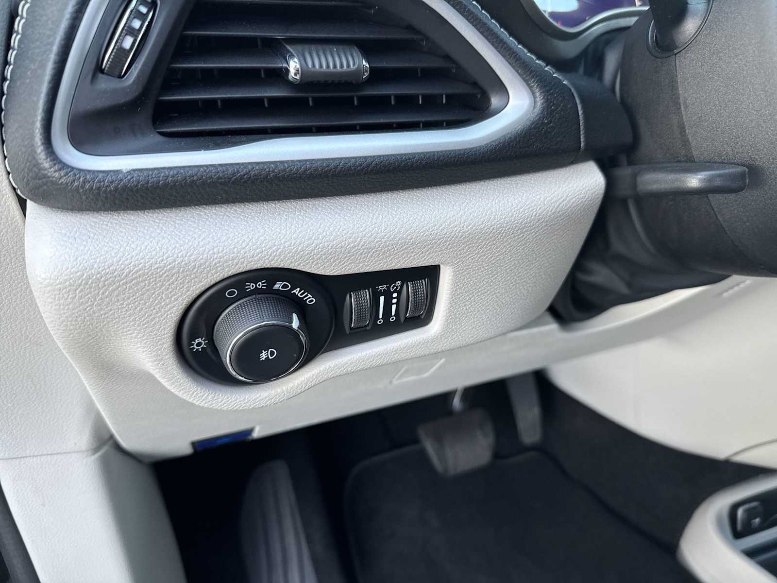 Used 2023 Chrysler Pacifica Touring-L w/ Uconnect Theater Family Group FWD image 35