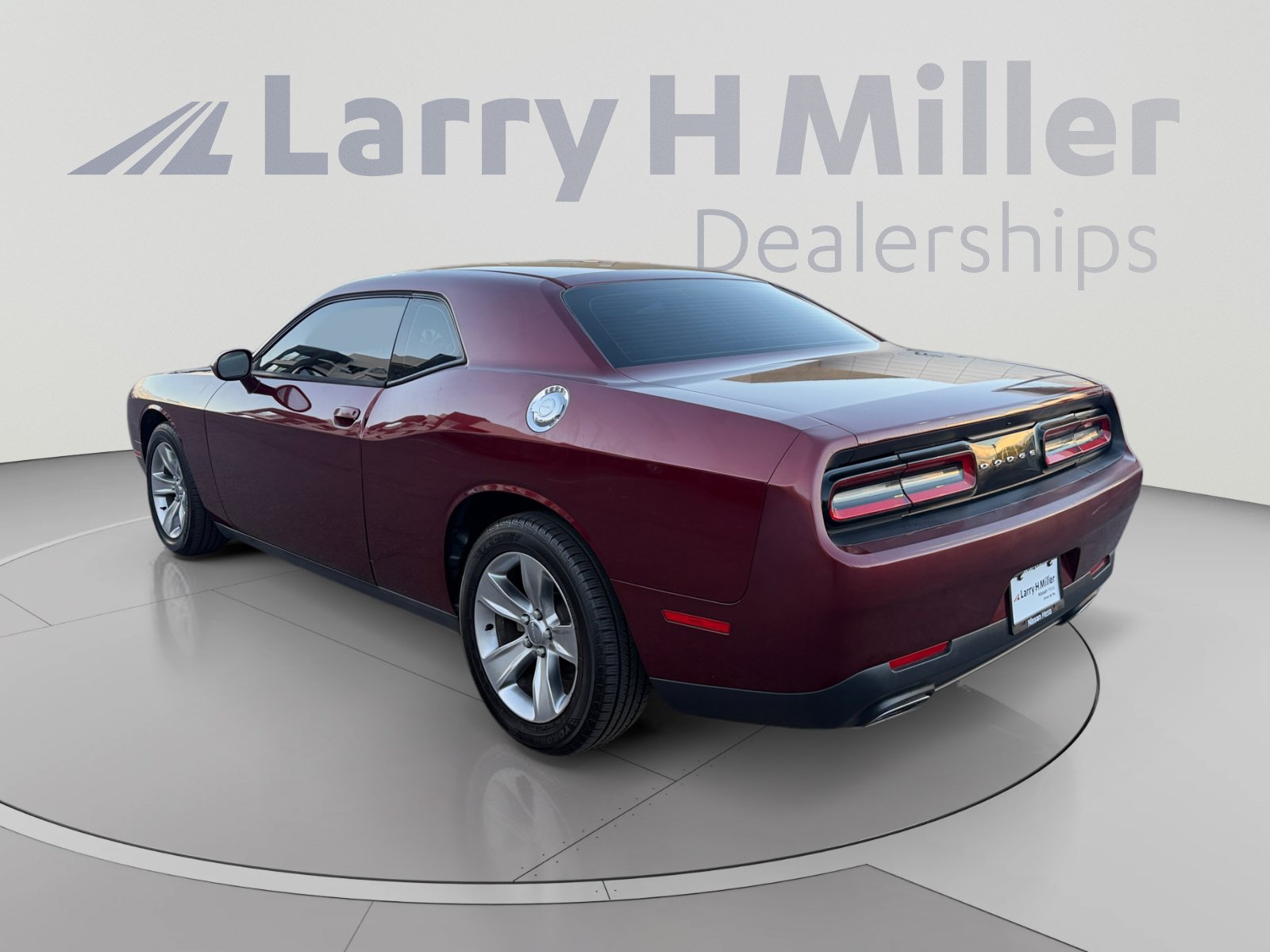 Used 2017 Dodge Challenger SXT RWD image 3