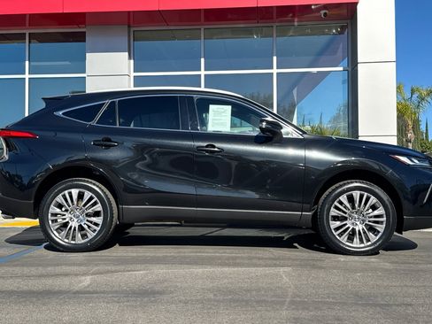 Used 2023 Toyota Venza XLE image 4